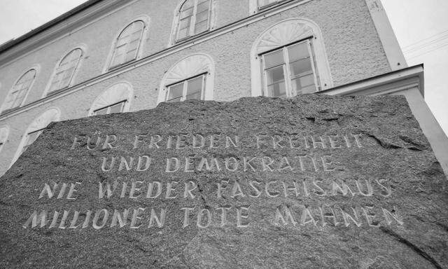 Demnächst Schaustück im Haus der Geschichte Österreich? Gedenkstein vor dem Hitler-Geburtshaus, Braunau am Inn.