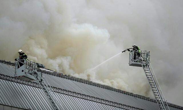 Rund 100 Feuerwehrleute waren im Kampf gegen den Brand im Einsatz.