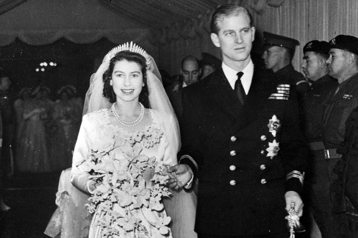 Mit 13 Jahren verliebte sich Prinzessin Elizabeth 1939 auf einer Ferienfahrt mit ihren Eltern und ihrer Schwester Margaret in ihren späteren Mann, Prinz Philip. Als die Familie das Marine-College in Dartmouth, Devon besuchte, war Philip, Prinz von Griechenland, als Kadett abgestellt worden, die beiden Mädchen zu unterhalten. Um "Lilibeth", so ihr Spitzname, war es sofort geschehen. Queen Elizabeth II. und Prinz Philip heirateten 1947. Mit ihrer Krönung verzichtete er auf seinen persönlichen Lebensweg.