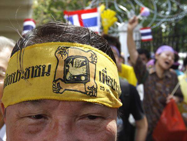 Die Gelbhemden sind besonders stark in der Millionenmetropole Bangkok vertreten. Sie haben Ende 2008 wochenlang Bangkoks internationale Flughäfen blockiert und damit zum Sturz einer Regierung von Thaksin-Anhängern beigetragen.