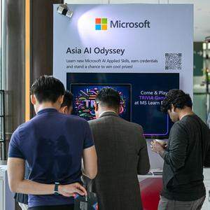Der US-Konzern Microsoft ist - auch über seine Kooperation mit OpenAI - stark in der Künstlichen Intelligenz engagiert. Das macht sich auch in den CO<sub>2</sub>-Emissionen bemerkbar. Im Bild eine Microsoft-Veranstaltung zum Thema KI in Kuala Lumpur. 