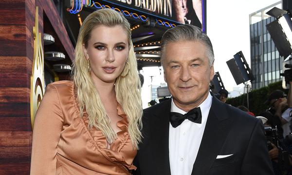 Ireland Baldwin mit ihrem Vater Alec Baldwin.