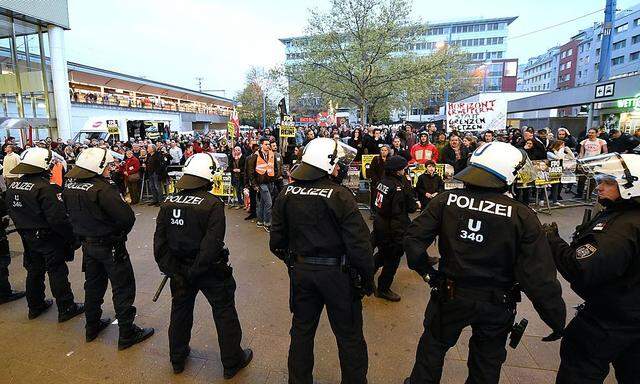 Polizisten trennten FPÖ-Kundgebung und gegen-Demo (Bild)