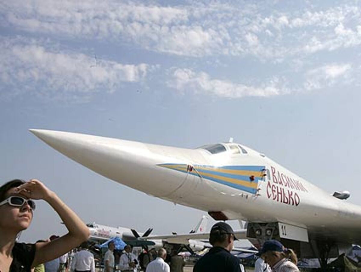 Putin schloss zu diesem Zweck brachliegende, einst große Firmennamen wie Iljuschin oder Tupolew zur United Aviation Corporation (UAC) zusammen.Im Bild: Tupolew TU-160.