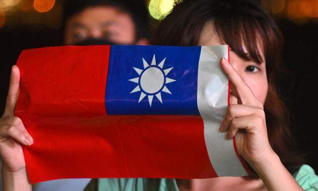 Die Solidarität zwischen Hongkongs Demokratieaktivisten und Taiwan ist gegenseitig. Eine junge Frau in Hongkong hält die Flagge Taiwans hoch. 