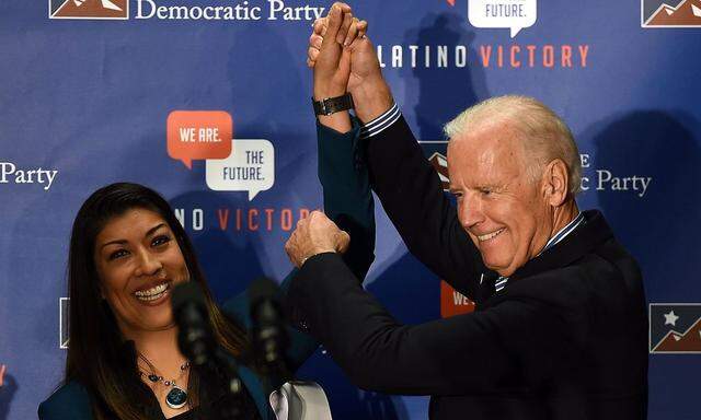 Joe Biden und seine Parteikollegin Lucy Flores, die ihm eine Grenzüberschreitung vorwirft und von einer Präsidentschaftskandidatur abrät.