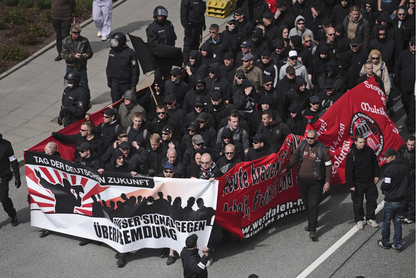 Die Rechtsradikalen konnten ihren Marsch erst mit dreistündiger Verspätung beginnen.