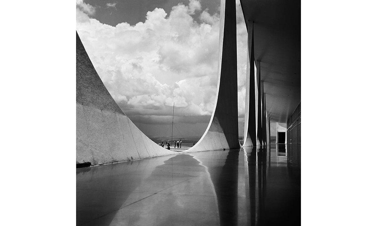 Aber am bekanntesten ist Marcel Gautherot wohl für seine Architekturaufnahmen. Hier der Alvorada-Palast, Brasilia, um 1959.