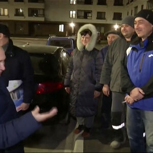 Putins Propaganda-Show in Mariupol. Erstmals seit dem Überfall Russlands auf die Ukraine hat der Kreml-Chef (hier auf einer TV-Aufnahme) das besetzte Gebiet besucht. Der Kriegsherr sprach mit handverlesenen Bürgern, die sich bei ihm bedankten. 