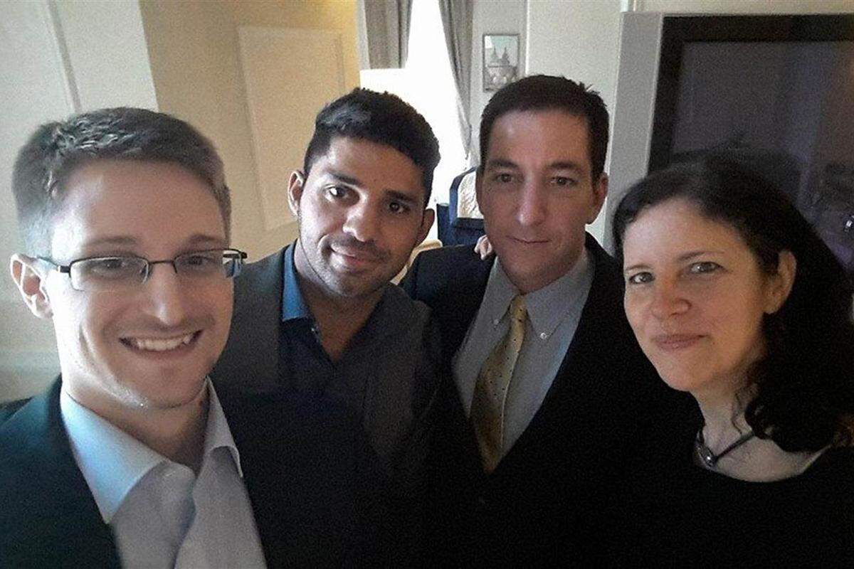 Edward Snowden postete im Mai 2014 ein Selfie mit den beiden Journalisten Glenn Greenwald (2.v.r.) und Laura Poitras in Moskau. Die beiden waren 2013 die ersten Personen, denen der Whistleblower Dokumente der globalen Überwachungs- und Spionageaffäre übermittelte. Links neben Snowden steht der Brasilianer David Miranda, er ist Greenwalds Lebenspartner und half bei der Übermittlung der geheimen NSA-Dateien.