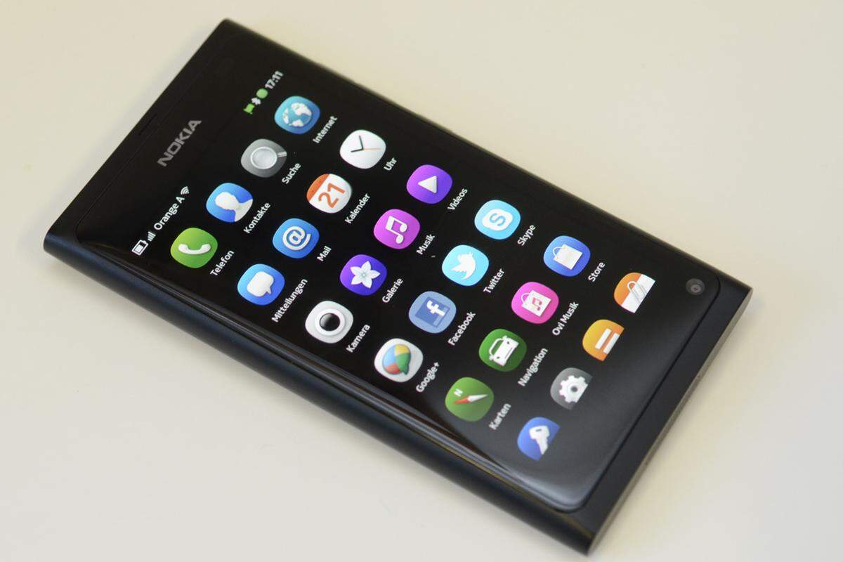 Das Nokia N9 bietet ein erfrischendes Bedienkonzept gepaart mit solider und ansehnlicher Hardware. Aufgrund des mageren App-Angebots und diverser Ungereimtheiten im System kann das Smartphone aber nicht uneingeschränkt empfohlen werden.Zum ausführlichen Fazit >>>