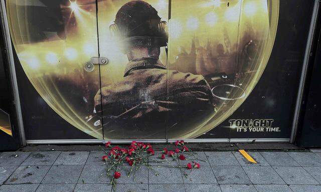 Gedenken an die Opfer. Vor dem Nachtclub Reina im Stadtteil Beşiktaş in Istanbul wurden nach dem Terroranschlag in der Silvesternacht mit mindestens 39 Toten Blumen hinterlegt.