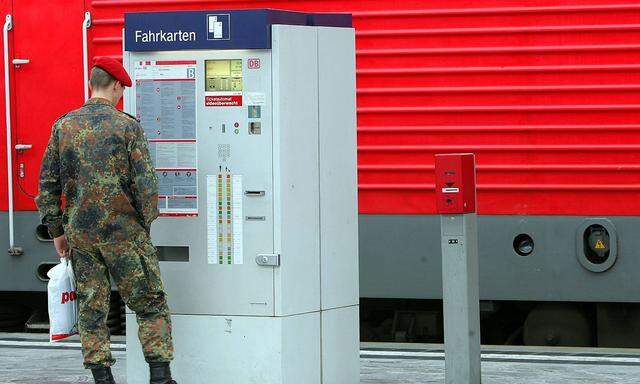 Soldat steht an einem Fahrkartenautomat am Bahnhof Berlin Spandau
