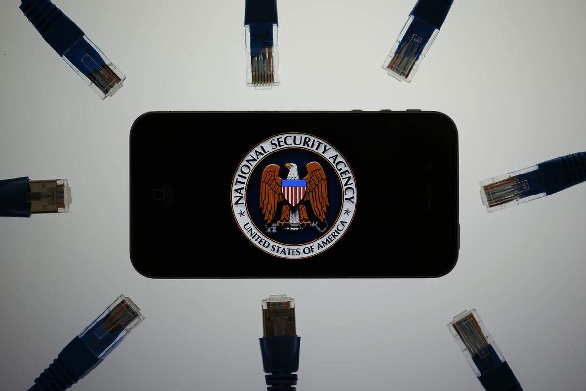 Durch die Aufdeckungen des Ex-NSA-Mitarbeiters Edward Snowden, der sich nach wie vor in Russland aufhält, wurde Apple beschuldigt, Hintertüren in ihre Software eingebaut zu haben, um der US-Regierung Zugriff auf User-Daten zu geben. Darin involviert sollten nicht nur Apple, sondern auch Microsoft und zahlreiche andere US-Unternehmen gewesen sein. Eine Beteiligung dementiert Apple bis heute.