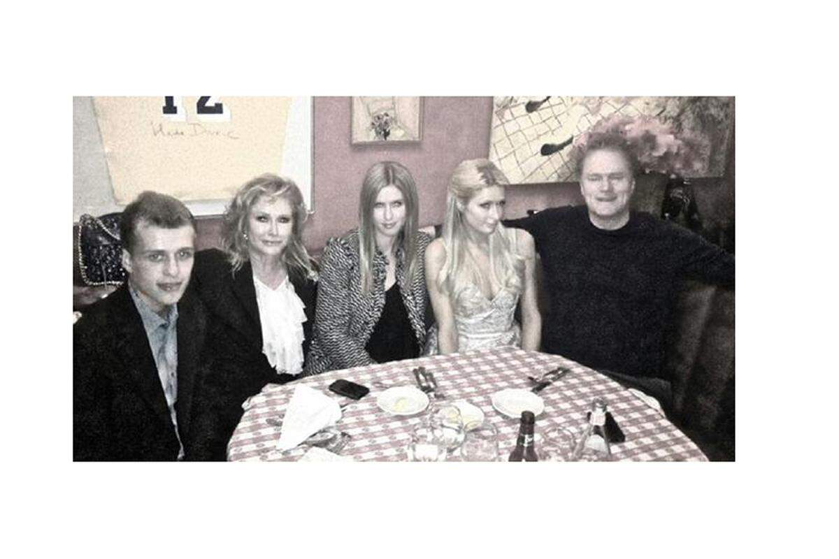 Aus dem Familienalbum: Papa Richard, Mama Kathy, Nicky, Conrad und Paris Hilton vereint beim Abendessen.