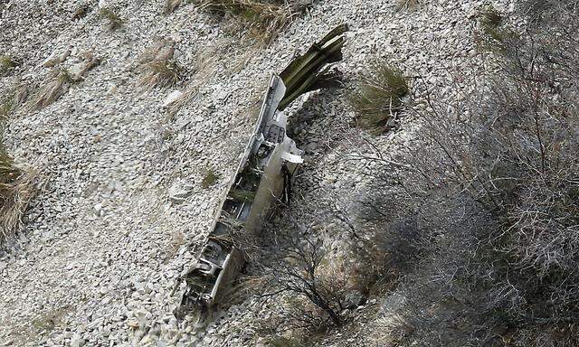 Ein Teil des Germanwings-Wrack in den südfranzösischen Alpen.