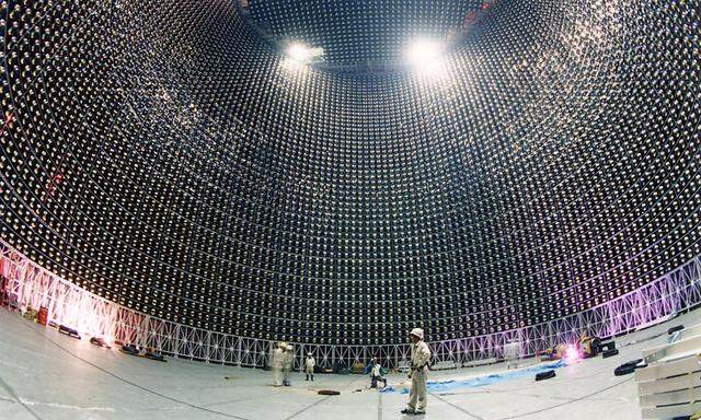 Hier werden die Neutrinos registriert: der unterirdische Detektor Super-Kamiokande (in der Nähe der japanischen Gemeinde Kamioka).
