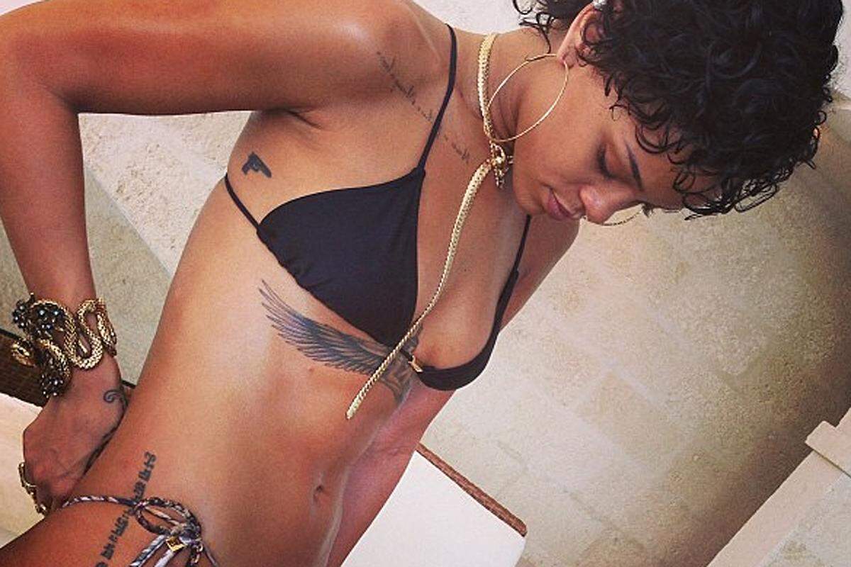 Sängerin Rihanna zeigt sich auf ihrer Instagram-Seite gerne freizügig. Ihre Haare stellt die 25-Jährige aber noch lieber zur Schau.