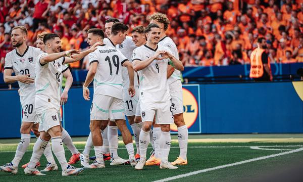 Österreichs Fußballteam besiegt die Niederlande, zeigt und erobert die Herzen. Rangnicks Mannschaft steigt als Gruppensieger auf.