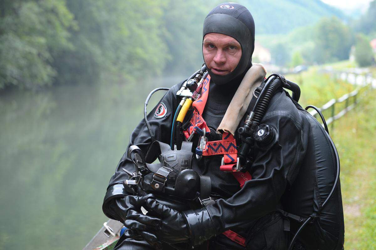 Während der kurzen Pause an der Oberfläche berichtet der erfahrene Taucher Jürgen Fuka, der schon mehr als 2000 Tauchgänge hinter sich hat, über die Bedingungen unter Wasser: "Man sieht gerade noch die Hand vor dem Gesicht. Das Wasser ist sehr trüb und aufgewühlt". Daher gelingen auch keine Fotos unter Wasser.