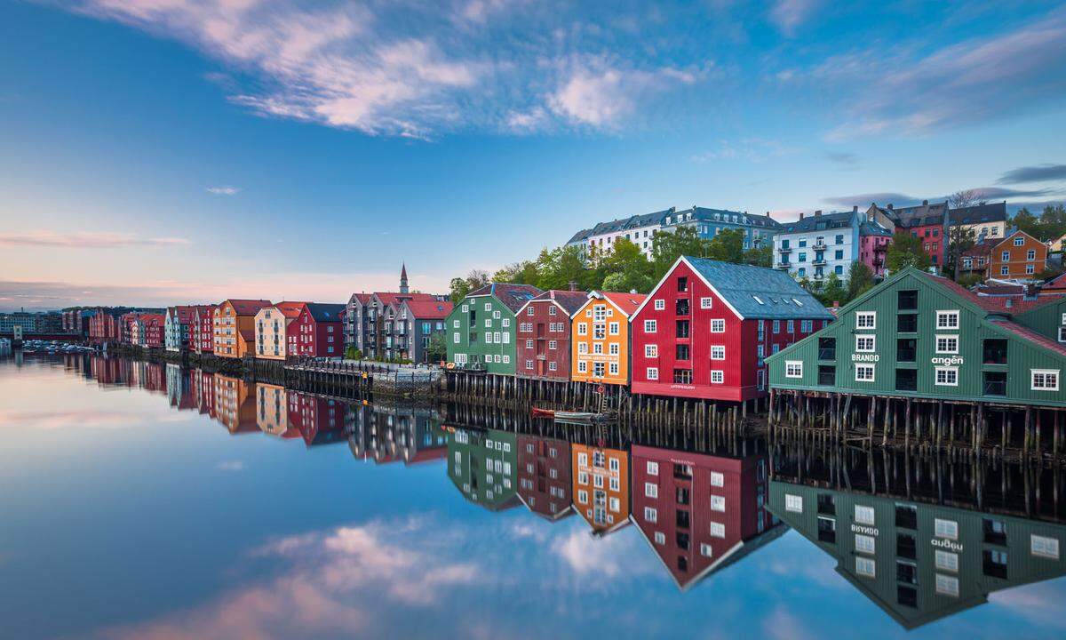 In der drittgrößten Stadt Norwegens spiegeln sich die bunten Speicherhäuser im Fluss Nidelva. Der Stadtteil war früher ein wichtiger Verkehrsknotenpunkt für Schiffe, mittlerweile wurden die Seemänner durch Touristen ersetzt.