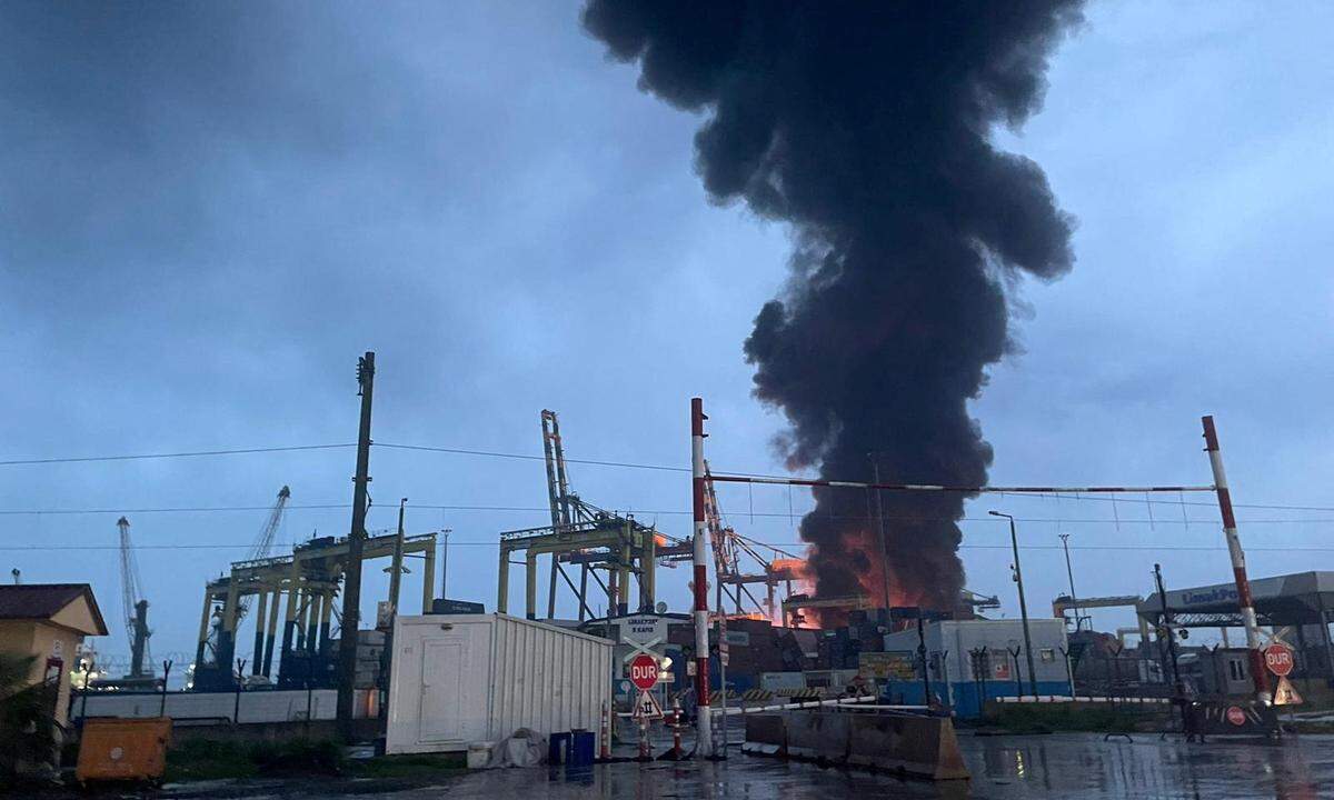 Am türkischen Mittelmeerhafen Iskenderun ist ein großes Feuer ausgebrochen. Videoaufnahmen zufolge steigt über dem Hafen der Stadt in der Provinz Hatay eine schwarze Rauchwolke auf. Die Brandursache ist unklar. Iskenderun liegt im Erdbebengebiet nahe der Grenze zu Syrien.