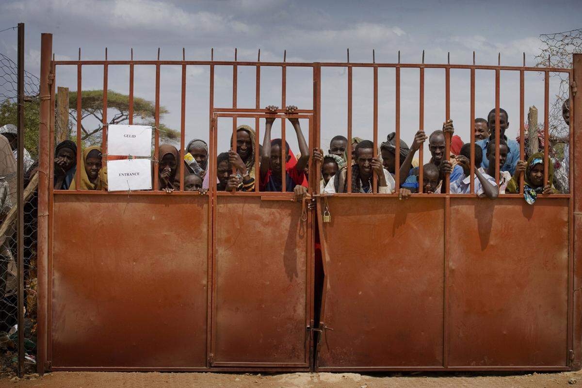 Tausende Menschen warten vor dem Eingang des Flüchtlingslagers. Bevor sie Zutritt erhalten, müssen sie sich registrieren lassen. Die UNO will in der Region weitere Flüchtlingslager errichten, um Dadaab zu entlasten.