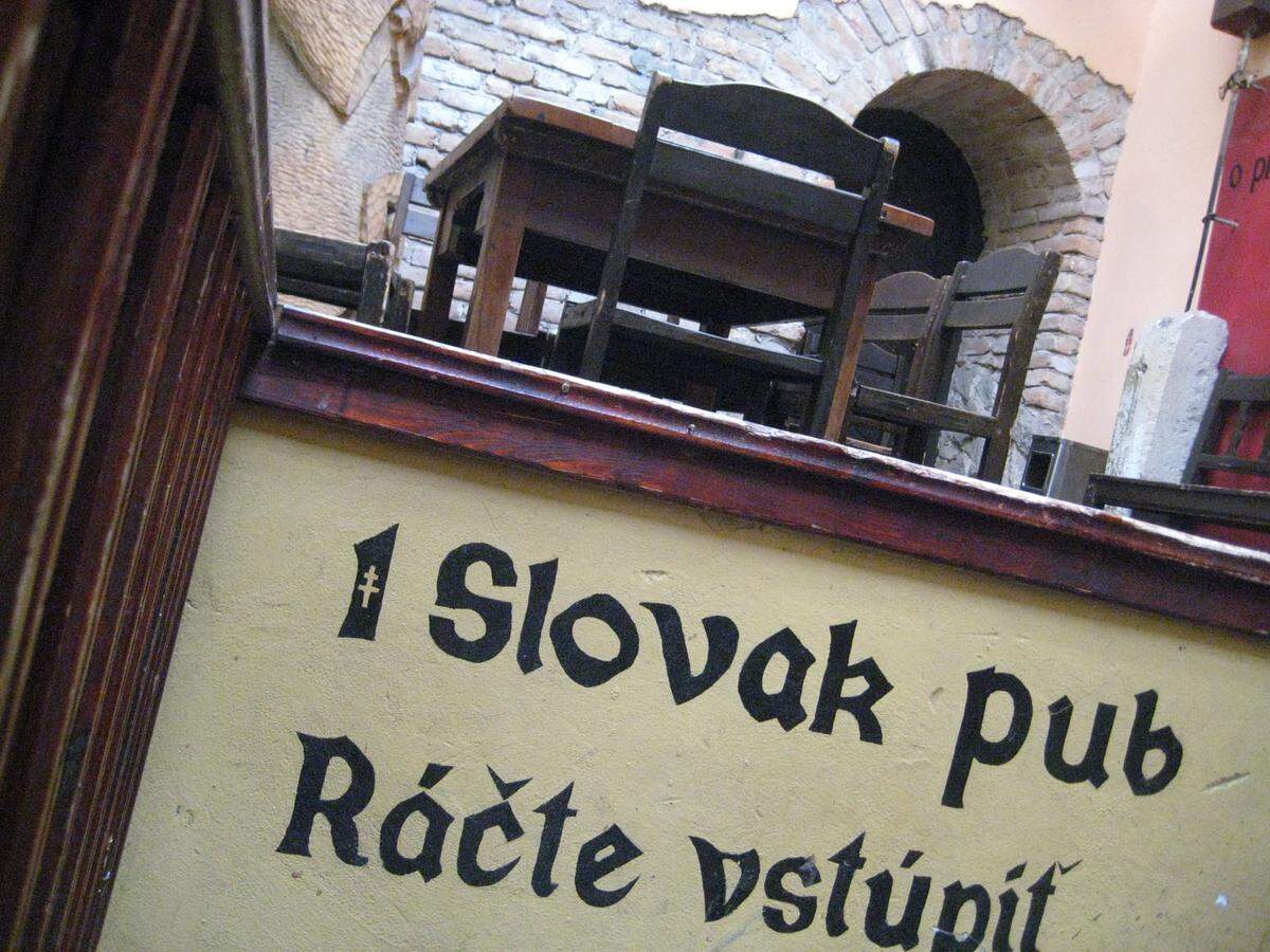 Das “1. Slovak Pub”, “First Slovak Pub”, ist eine Institution in der Obchodná, der Einkaufsstraße von Bratislava (slowakische Hauptstadt, 420.000 Einwohner). Die Mutter aller Studentenlokale, in einem 150 Jahre alten rustikalen Holzhaus, nicht frei von Nationalismen, hat viele Räume. Unterhält seinen eigenen Biobauernhof. Die Spezialität ist das Bryndzové halušky, Brimsennockerl, so Art Erdäpfelspätzle mit Schafskäse und Speck, in verschiedenen Varianten. Süße Buchteln. Und das Bier sowieso. Vorsicht beim Hinaustorkeln aus dem ersten Pub des Landes – draußen rollt die Tramway!