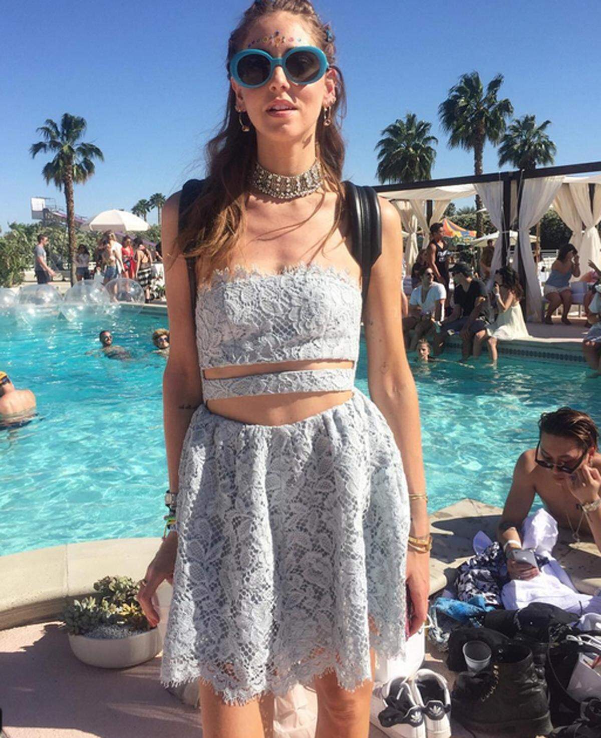 Statt Blumenkrone setzt Modebloggerin Chiara Ferragni auf Kristalle auf der Stirn.