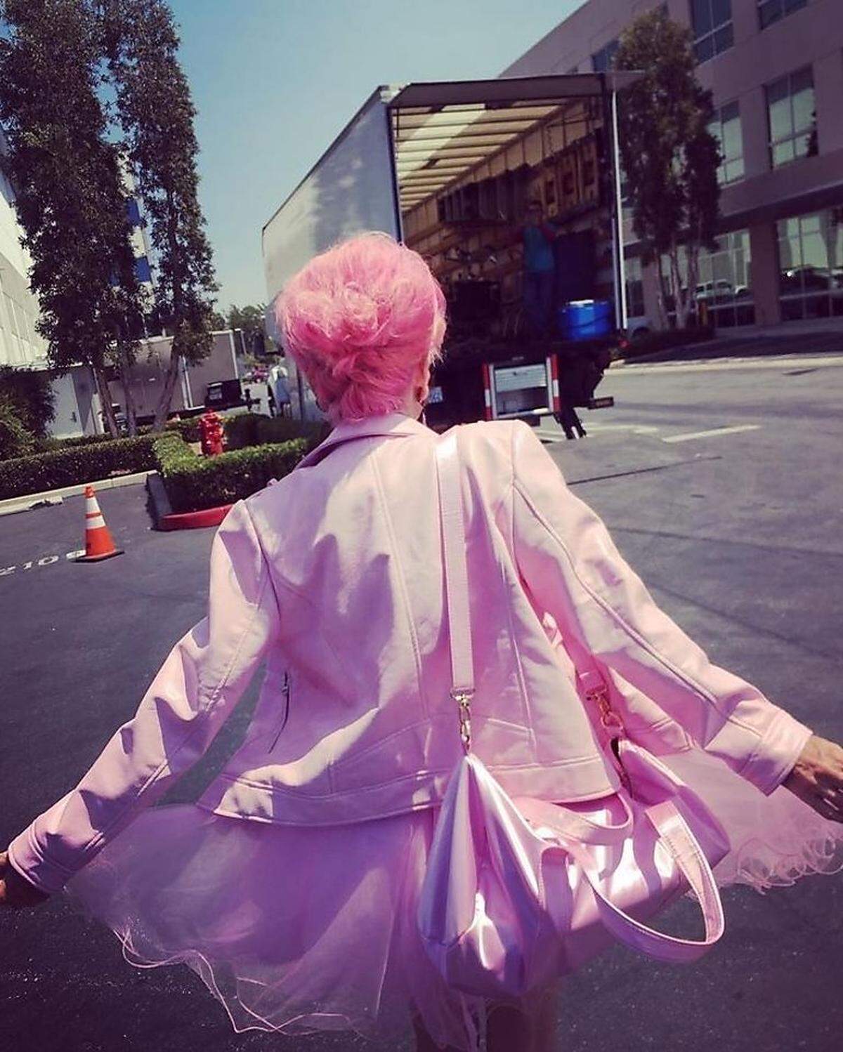Der Wille zur pinken Perfektion hat Kitten Kay Sera dazu gebracht, sich ausschließlich rosarot zu kleiden - selbst auf Begräbnissen trägt sie Pink. Das erste Mal ganz in Pink trat sie im Alter von 20 Jahren auf.