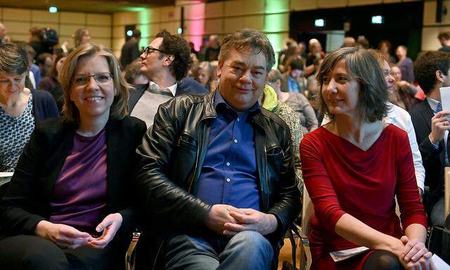 Werner Kogler (Mitte), Leonore Gewessler (li.) und Birgit Hebein bei der Landesversammlung der Wiener Grünen.