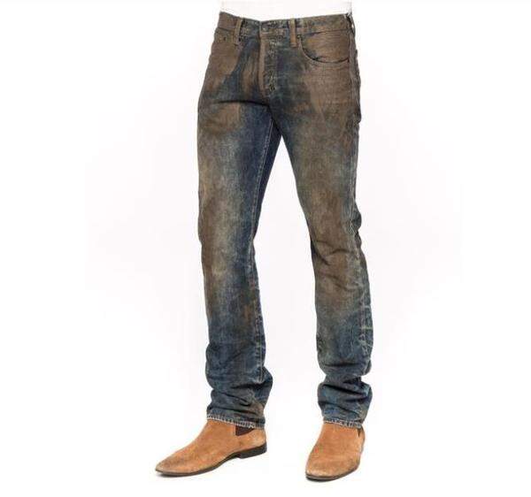 Und hier eine Jeans mit künstlichen Schlammflecken um 413 Euro.