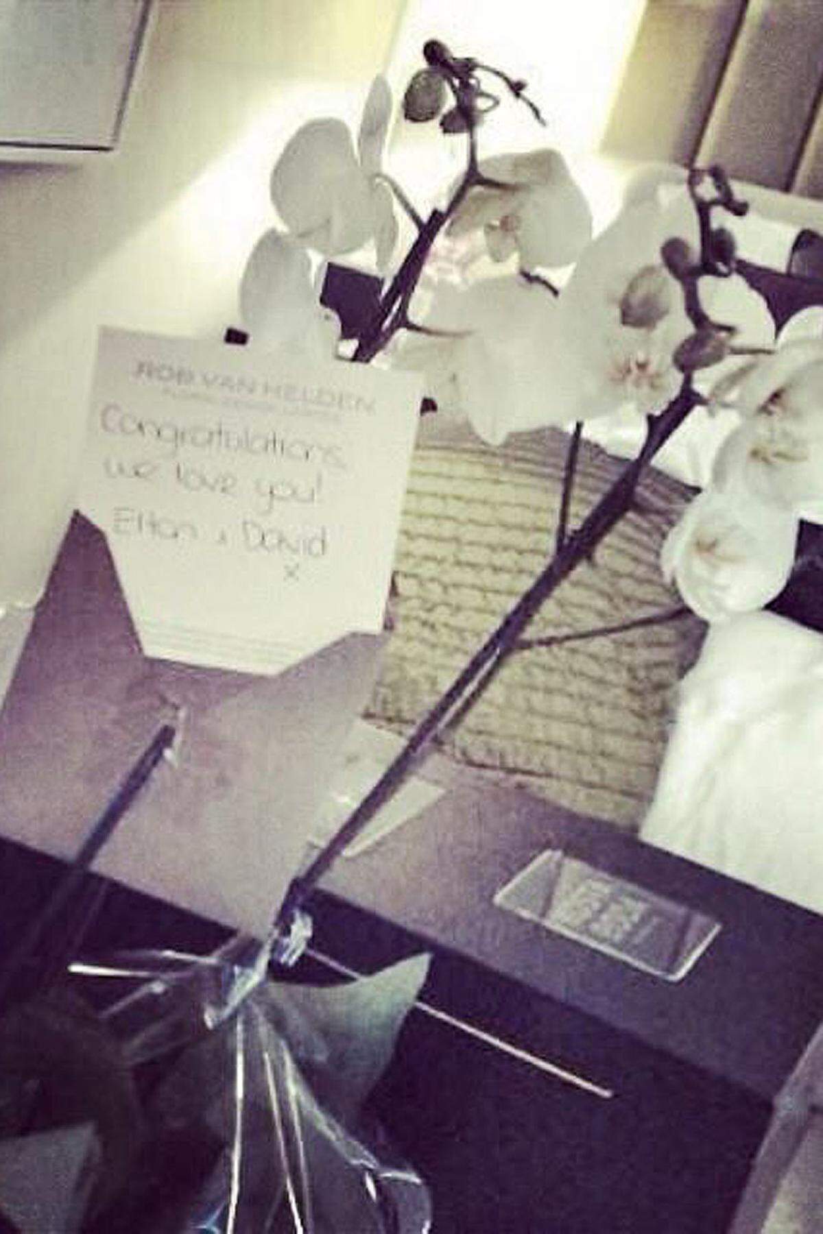 Elton John und sein Partner David Furnish schickten Conchita Wurst Blumen samt Billett "We love You" in ihre Garderobe geschickt. Die Diva postete ein Foto auf ihrer Facebook-Seite.