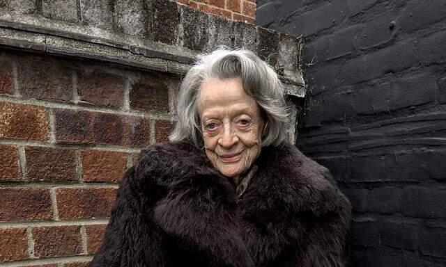 Maggie Smith posiert mit 88 Jahre für Loewe