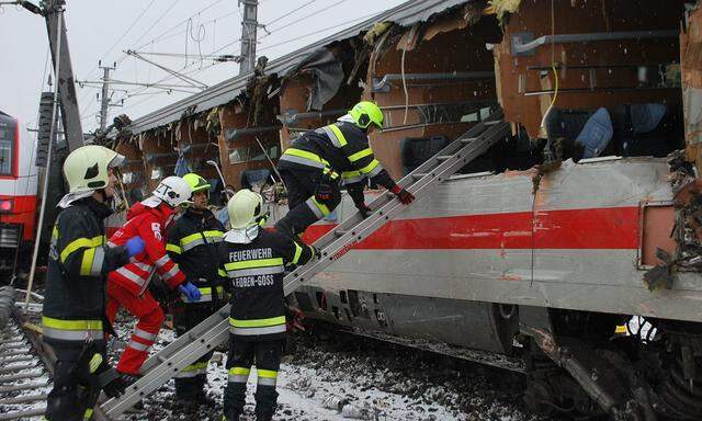 Die Feuerwehr musste Passagiere aus dem seitlich komplett aufgerissenen Waggon der Deutschen Bahn bergen.