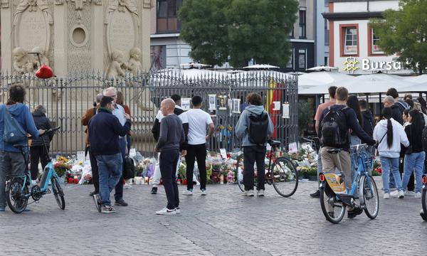 Nach der tödlichen Messerattacke am Marktplatz in Mannheim rief die Stadt am Montag (3. Juni) zur Kundgebung „Mannheim hält zusammen“ als ein Zeichen für Frieden und Zusammenhalt auf. Zahlreiche Teilnehmer legten auch noch am späten Abend Blumen nieder und zündeten Kerzen an.