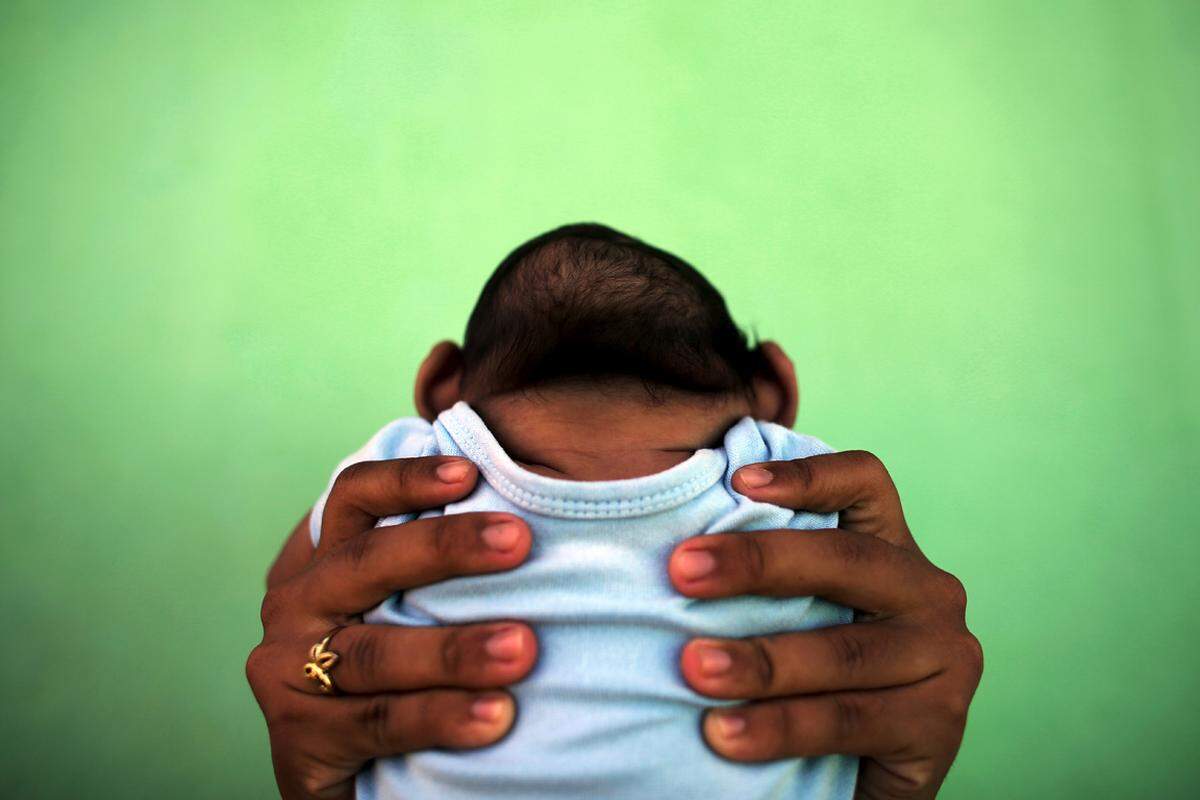 11. Februar. Die 26-jährige Jackeline hält ihren vier Monate alten Sohn in die Höhe. Er ist an Mikrozephalie, einer Fehlbildung des Schädels, erkrankt. Innerhalb eines Jahres wurden in Brasilien bis Anfang November 2033 Babys mit der durch die von Zika-Mücken übertragene Krankheit geboren.