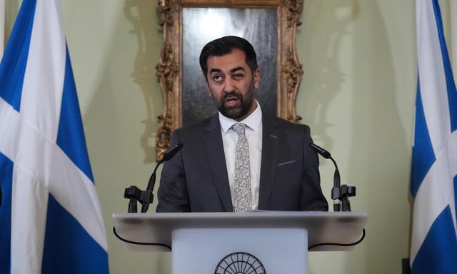 Humza Yousaf bei der Erklärung seines Rücktritts in Bute House, der Residenz des schottischen Regierungschefs. 