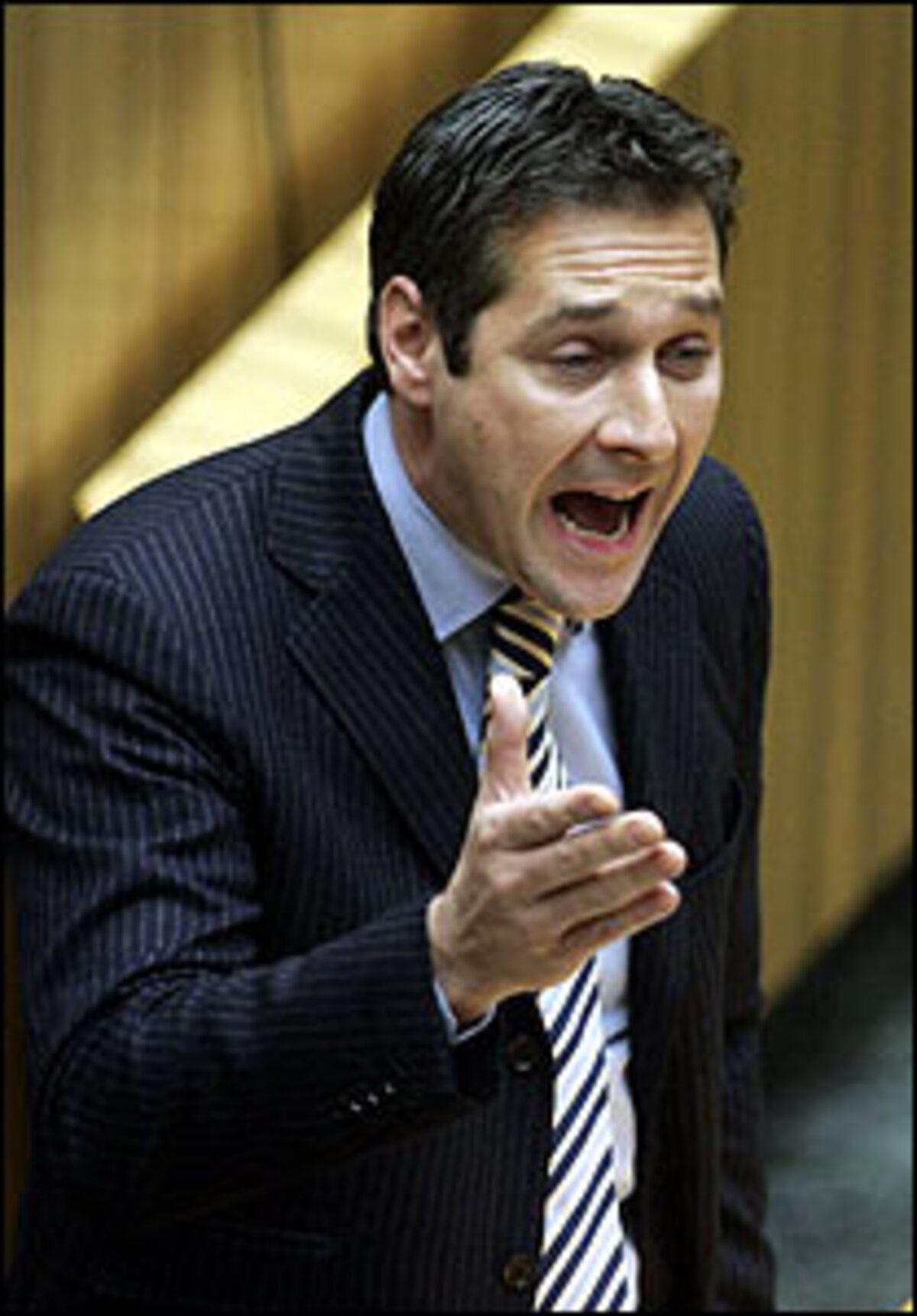 Die FPÖ wollte sich auf die Debatte gar nicht einlassen. Strache sah sich letztlich doch zu einer kurzen Replik genötigt: "Ich habe Finz nicht in ein rechtes Eck gestellt sondern dargestellt, wie leicht man in so einen Verdacht gebracht werden kann, wenn man gemein sein und diffamieren will". WEITER: Straches Verteidigung fiel noch am Vortag ungleich wortgewaltiger aus.