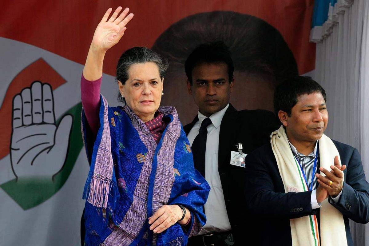 Sie ist die Ehefrau des ermordeten indischen Premierministers Rajiv Gandhi und die Präsidentin der regierenden Indischen Kongresspartei. Sonia Gandhi zeigt, wie schön ein progressiver Sari an einer Italienerin aussehen kann.