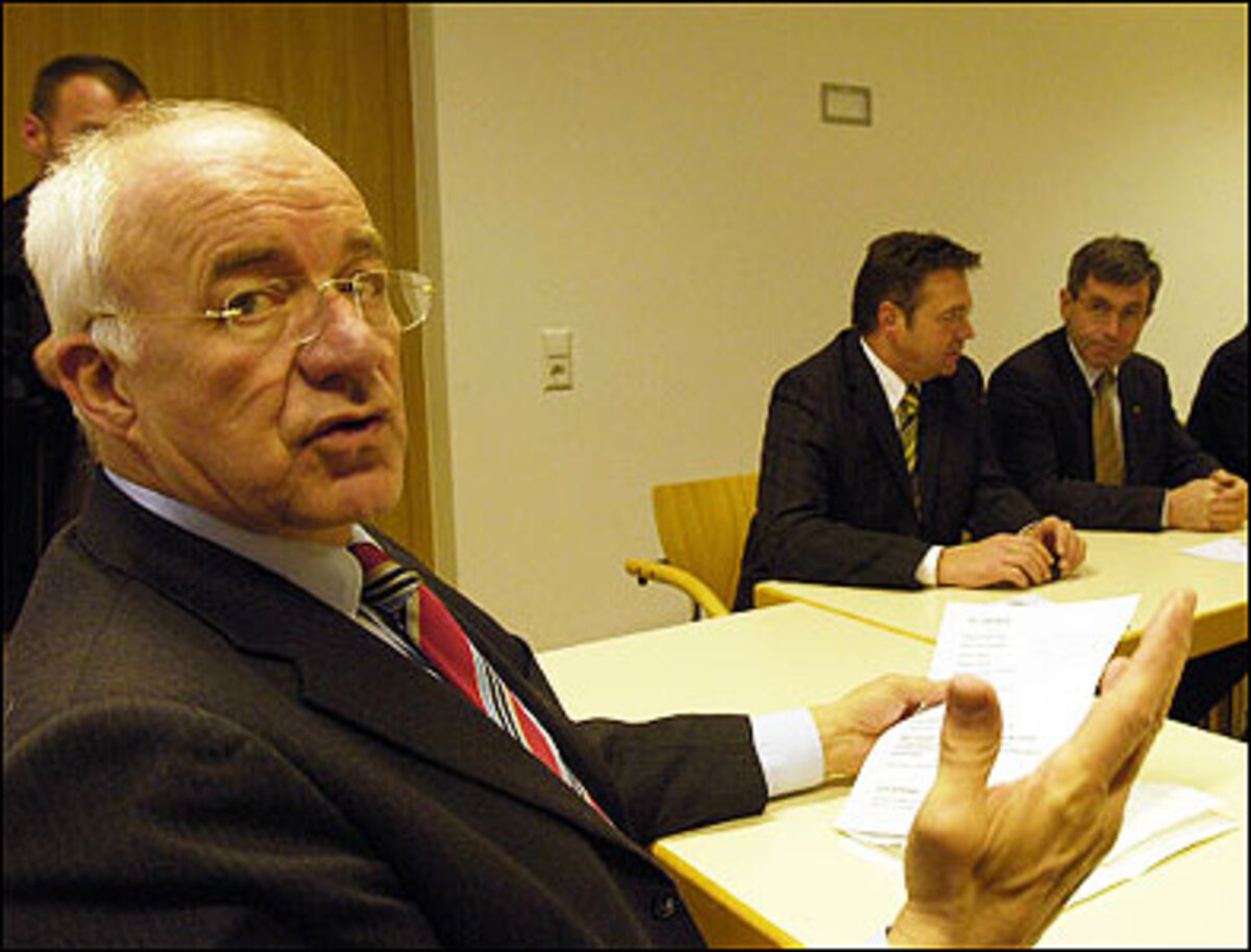 "Ich glaube nicht, dass wir jemanden ins Boot holen müssten. Freilich würde alles ein wenig umfangreicher, wenn mit allen Parteien gesprochen werden muss und nicht nur zwischen zwei Parteien verhandelt wird."SP-Nationalratspräsidentin Barbara Prammer hält für den Fall, das die Verhandlungen über eine große Koalition scheitern, eine SPÖ-"Regierung ohne feste Mehrheiten" für die sinnvollste Lösung.