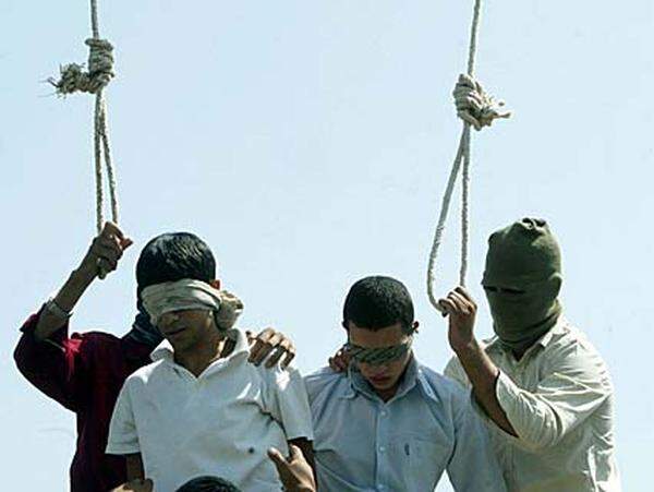 Mit mindestens 388 vollstreckten Todesurteilen im Jahr 2009 ist der Iran - offenbar abgesehen von China - der Staat mit der höchsten Zahl an Hinrichtungen. Oft werden mit der Todesstrafe politische Ziele durchgesetzt: Mindestens 112 Hinrichtungen fanden in den acht Wochen nach der umstrittenen Präsidentenwahl vom 12. Juni statt. Auch fünf Jugendliche wurden 2009 im Iran gehenkt.  Im Bild: Die Hinrichtung eines 16-Jährigen und eines 18-Jährigen wegen "homosexueller Handlungen" im Jahr 2007.