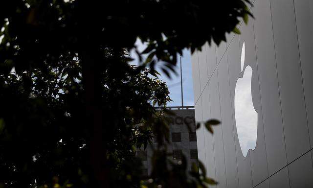 US-APPLE-REPORTS-QUARTERLY-EARNINGS