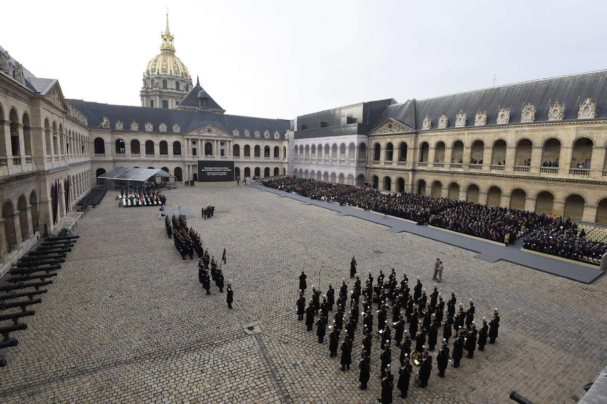 Frankreich hat der Opfer des tödlichsten Anschlags seiner Geschichte gedacht: Die Szenerie für die Trauerfeier genau zwei Wochen nach dem Terror von Paris bildeten dabei „Les Invalides“ - ein Komplex aus Kirchen und Wohngebäuden am linken Ufer der Seine mit dem Invalidendom im Zentrum.