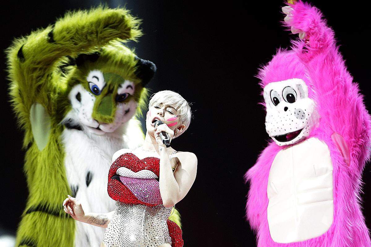 Blicken die beiden Plüschtiere skeptisch auf das Emblem, das Miley Cyrus auf der Brust trägt? Das Zunge-Lippen-Ensemble ähnelt jedenfalls frappant dem Logo der Rolling Stones.