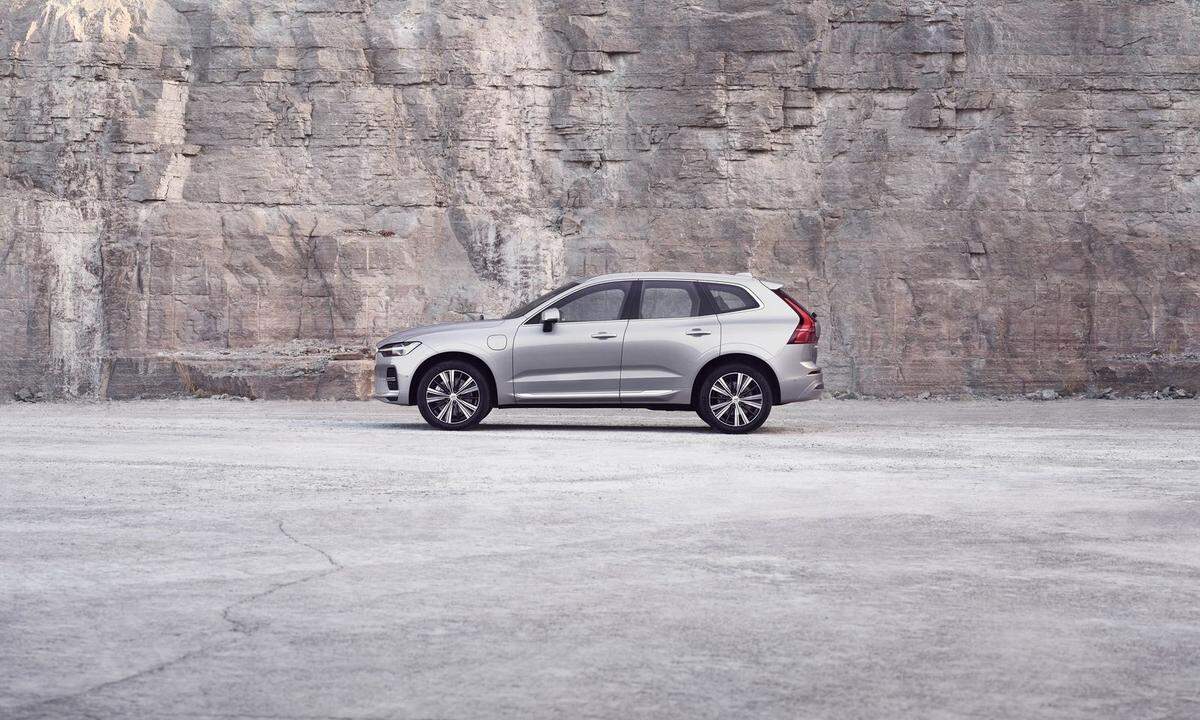 Auf großem Fuß: Volvo XC60 T6 Recharge, hier auf optionalen 21-Zoll-Felgen. 