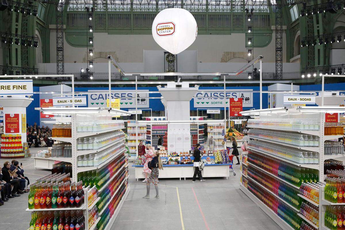 "Beim letzten Mal haben wir eine Kunstgalerie gemacht, was ein Supermarkt für die Reichen ist", sagte Lagerfeld. "Dieses Mal haben wir einen echten Supermarkt."