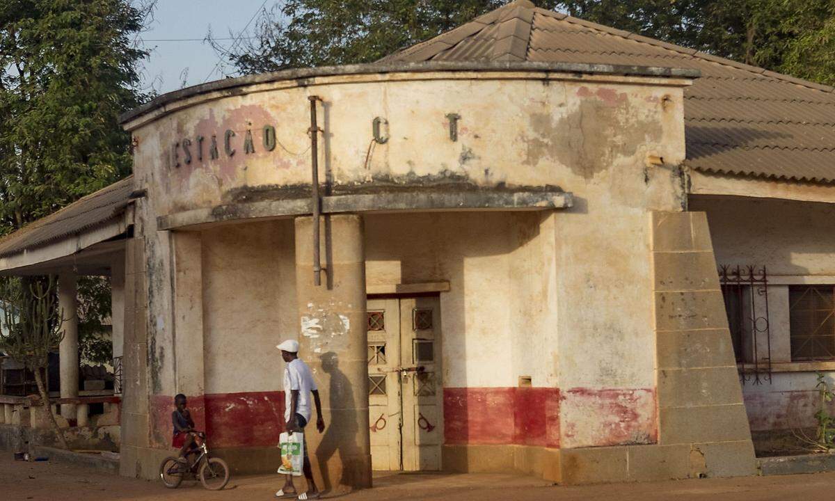 In einem kleinen Dorf mitten in Guinea-Bissau. Bessere Tage liegen weit zurück. Ein kleines Krankenhaus existiert hier aber doch.