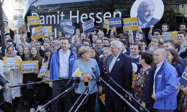 Dieses Mal wurde Angela Merkel wieder eingeladen: In der Woche vor der Hessen-Wahl trat die Kanzlerin vier Mal mit Ministerpräsident Volker Bouffier auf.