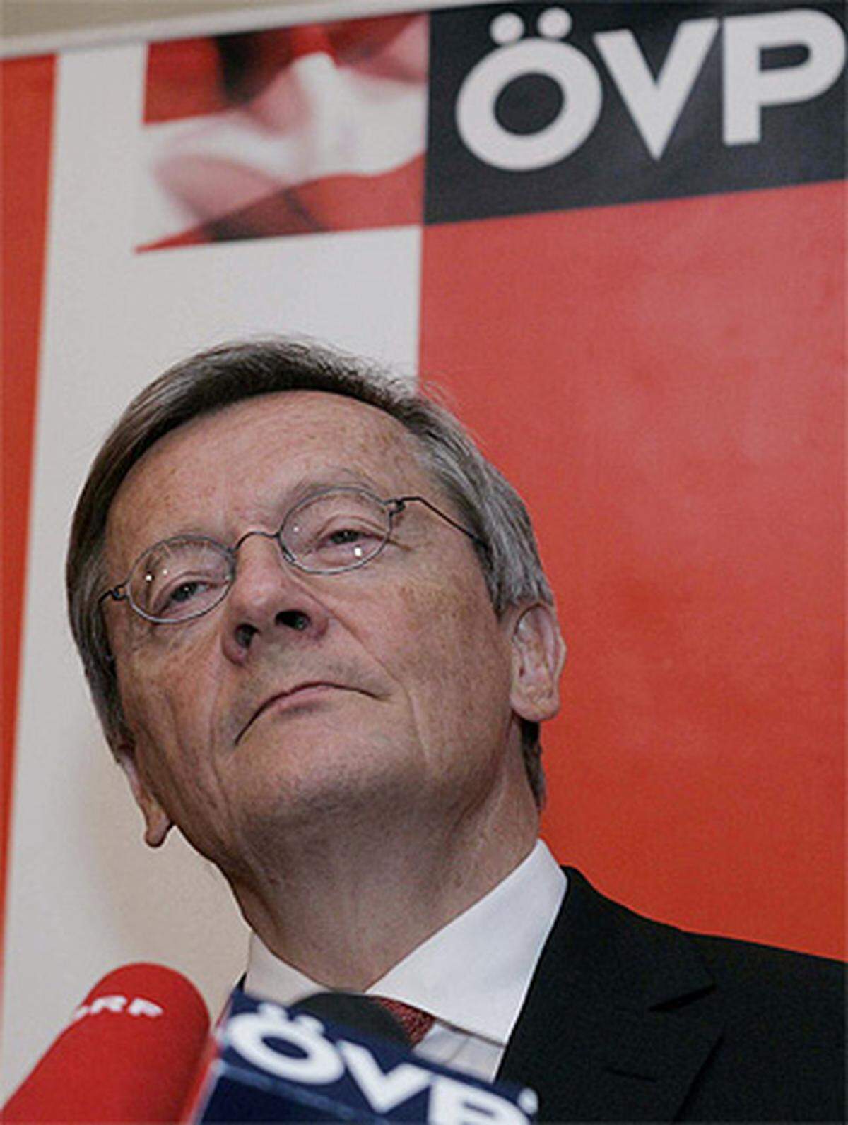 Ex-Kanzler Wolfgang Schüssel hat am im Herbst 2011 seinen Rücktritt als ÖVP-Abgeordneter erklärt. Sein schwarz-blaues Kabinett war zuletzt wegen der Telekom-Affäre in die Negativ-Schlagzeilen geraten. Schüssel antwortete zunächst - wie schon so oft als Kanzler - mit Schweigen. Ein Porträt.